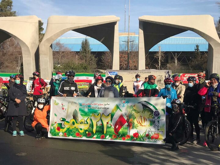 حضور ورزشکاران اسکیت‌باز و دوچرخه‌سوار در مراسم پیروزی انقلاب