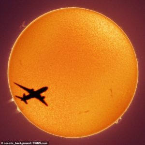 یک عکاس اجرام آسمانی در کالیفرنیا به طور اتفاقی تصویری ثبت کرد که یک در میلیون اتفاق می‌افتد. عبور هواپیمای شرکت‌ هواپیمایی “یونایتد ایرلای