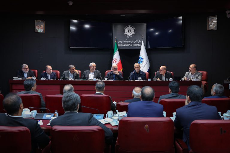 مطالبات ۴ میلیارد یورویی و خاموشی صنایع؛ فعالان اقتصادی خواستار اقدام فوری دولت شدند