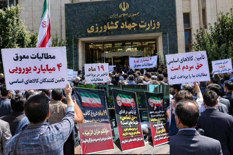 تجمع واردکنندگان کالاهای اساسی در اعتراض به طلب ۴ میلیارد یورویی از دولت